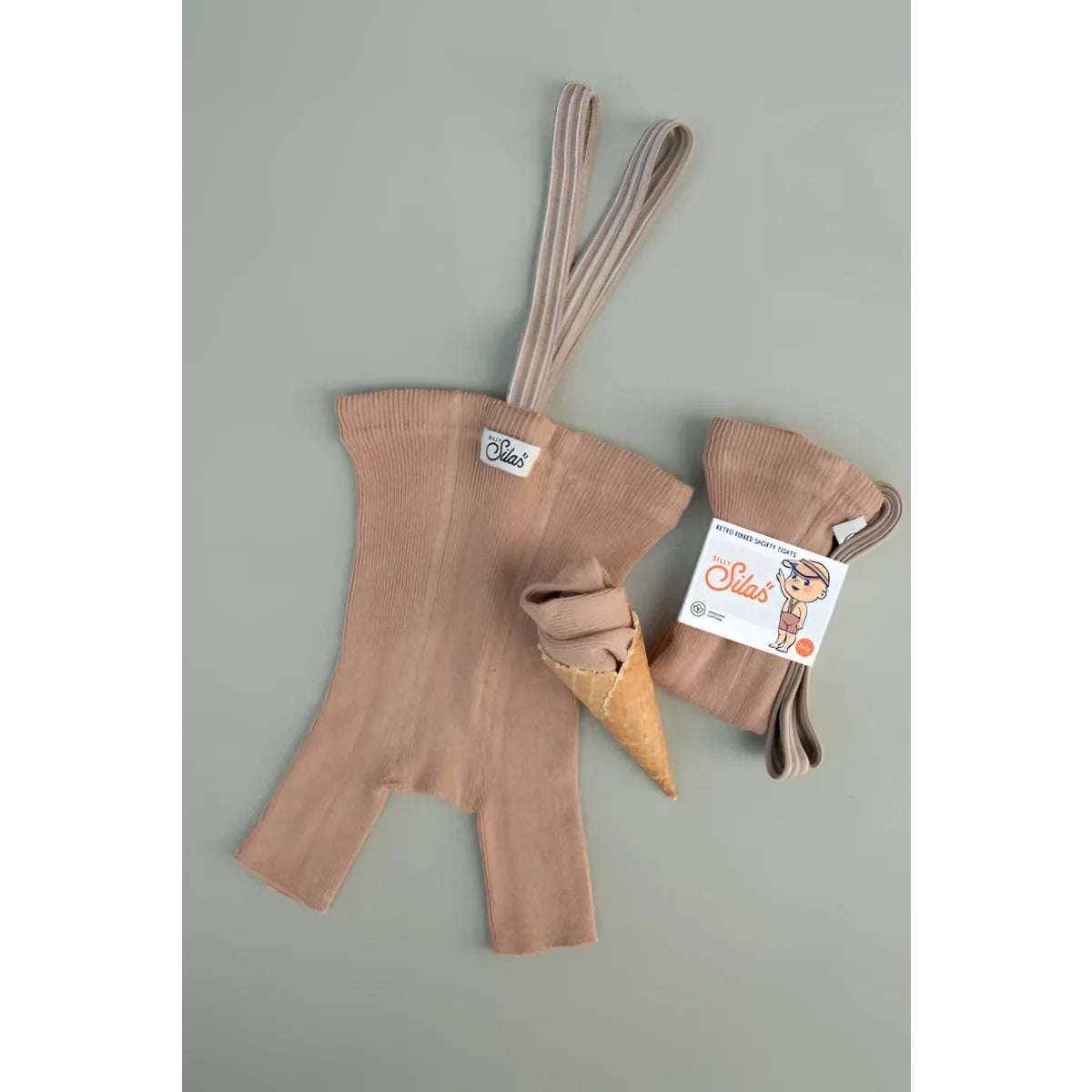 Beige geripptes strickbabybody mit passenden trägern und kleinem eiscremeanhänger in light brown striped für nachhaltige babykleidung schweiz