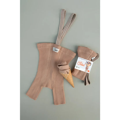 Beige geripptes strickbabybody mit passenden trägern und kleinem eiscremeanhänger in light brown striped für nachhaltige babykleidung schweiz