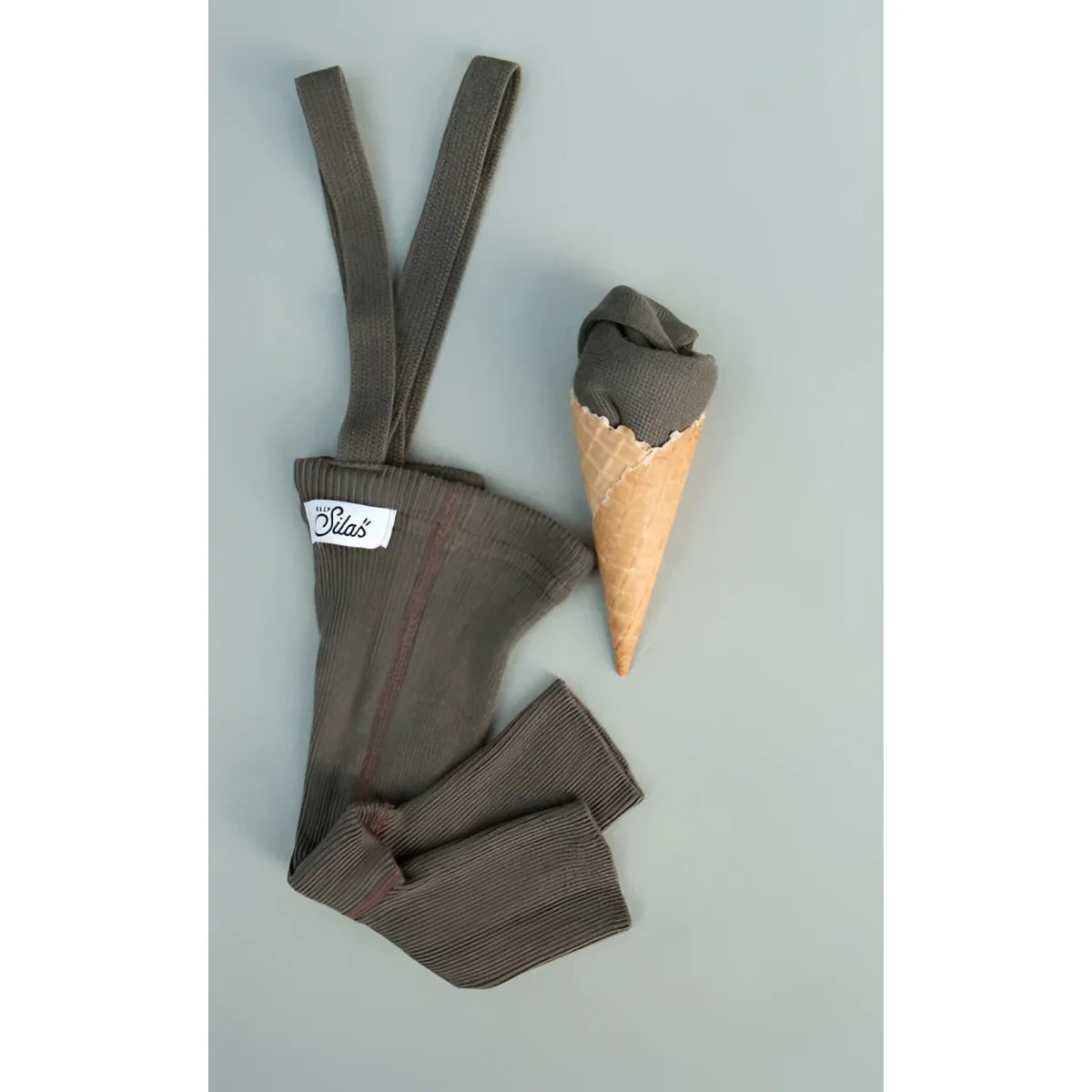 Kurze strumpfhose mit trägern in seaweed brown aus olivgrünem geripptem strick mit markenlabel nachhaltige babykleidung schweiz
