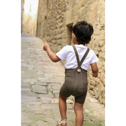 Kind trägt kurze strumpfhose mit trägern in seaweed brown aus nachhaltiger babykleidung schweiz ökologisch