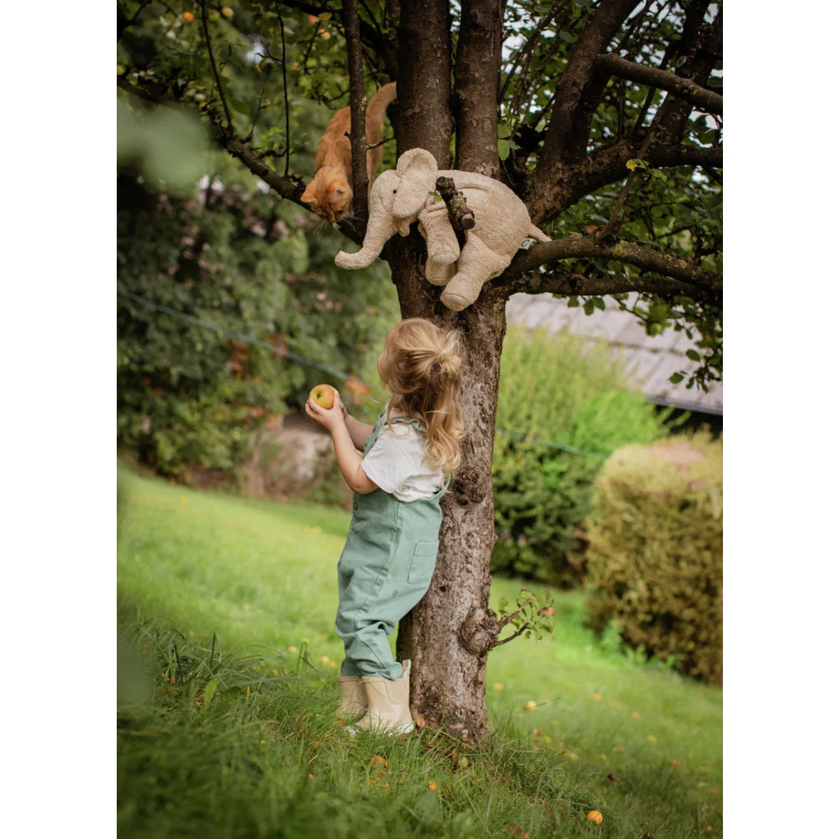 Großer Kuschelelefant aus Leinen auf Ast perchend