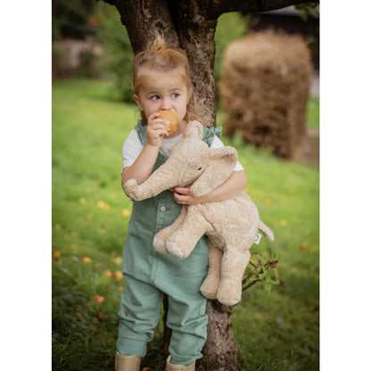 Weiches beiges Kuscheltier Elefant groß in Leinen, gehalten von Kind