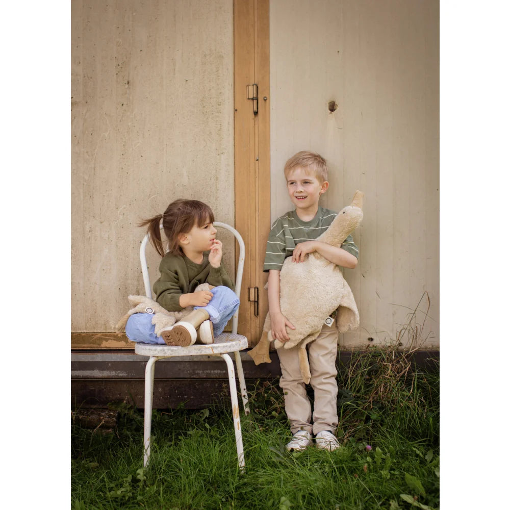 Weißer Metallstuhl mit wetterter Finish und klassischem Design, Kuscheltier Gans groß Leinen