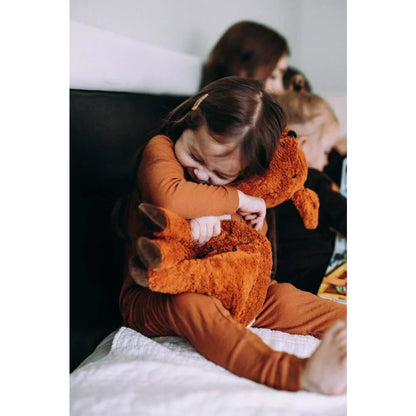 Orange Teddybär wird fest umarmt im Kuscheltier Reh groß Produkt