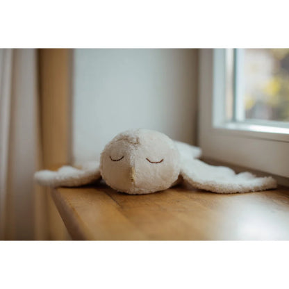 Weiches Kuscheltier Schneeeule klein in Offweiß auf Holz