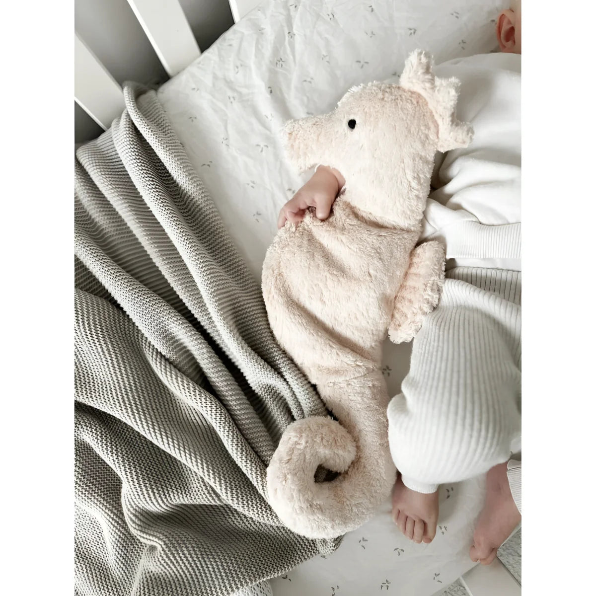 Kuscheltier seepferdchen klein weich rosafarben mit samtiger oberfläche und kleinen schwarzen augen ideal als geschenk für neugeborene