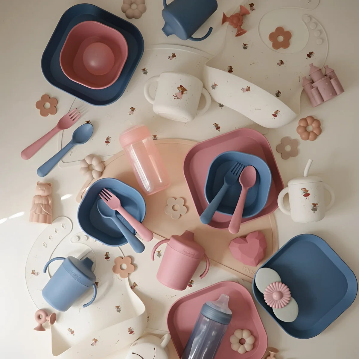 Pastell rosa und blaues silikon baby essensset mit süßen tiermotiven für nachhaltige babykleidung schweiz geschenke für neugeborene