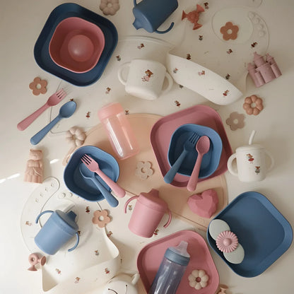 Pastell rosa und blaues silikon baby essensset mit süßen tiermotiven für nachhaltige babykleidung schweiz geschenke für neugeborene