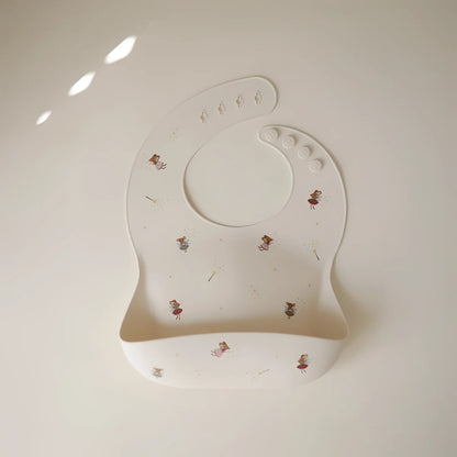 Weißes silikonlätzchen mit feinem muster winziger feeillustrationen nachhaltige babykleidung schweiz geschenke für neugeborene