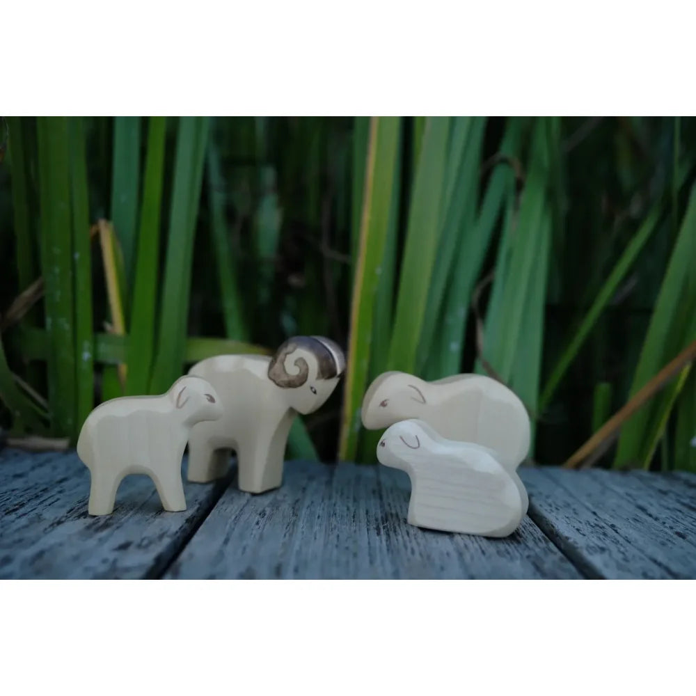 Holzschaf-Set Lamm stehend mit Widder, Mutterschafe und Lämmern