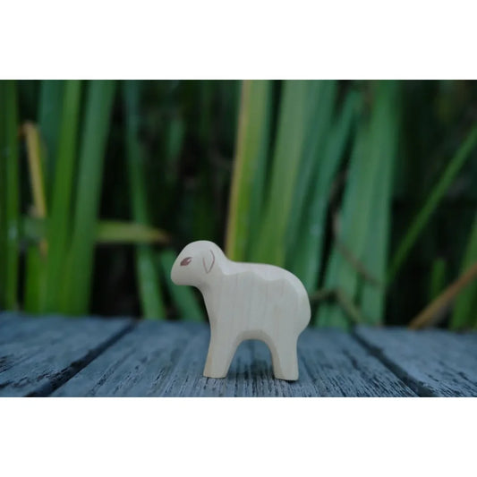 Weiße Holz-Schäfchenfigur Lamm stehend als dekoratives Wohnaccessoire