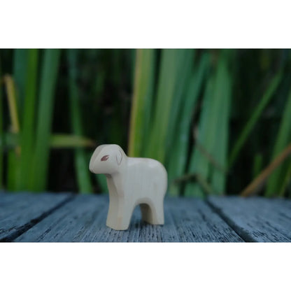 Weiße Holz-Schäfchenfigur Lamm stehend als dekoratives Wohnaccessoire