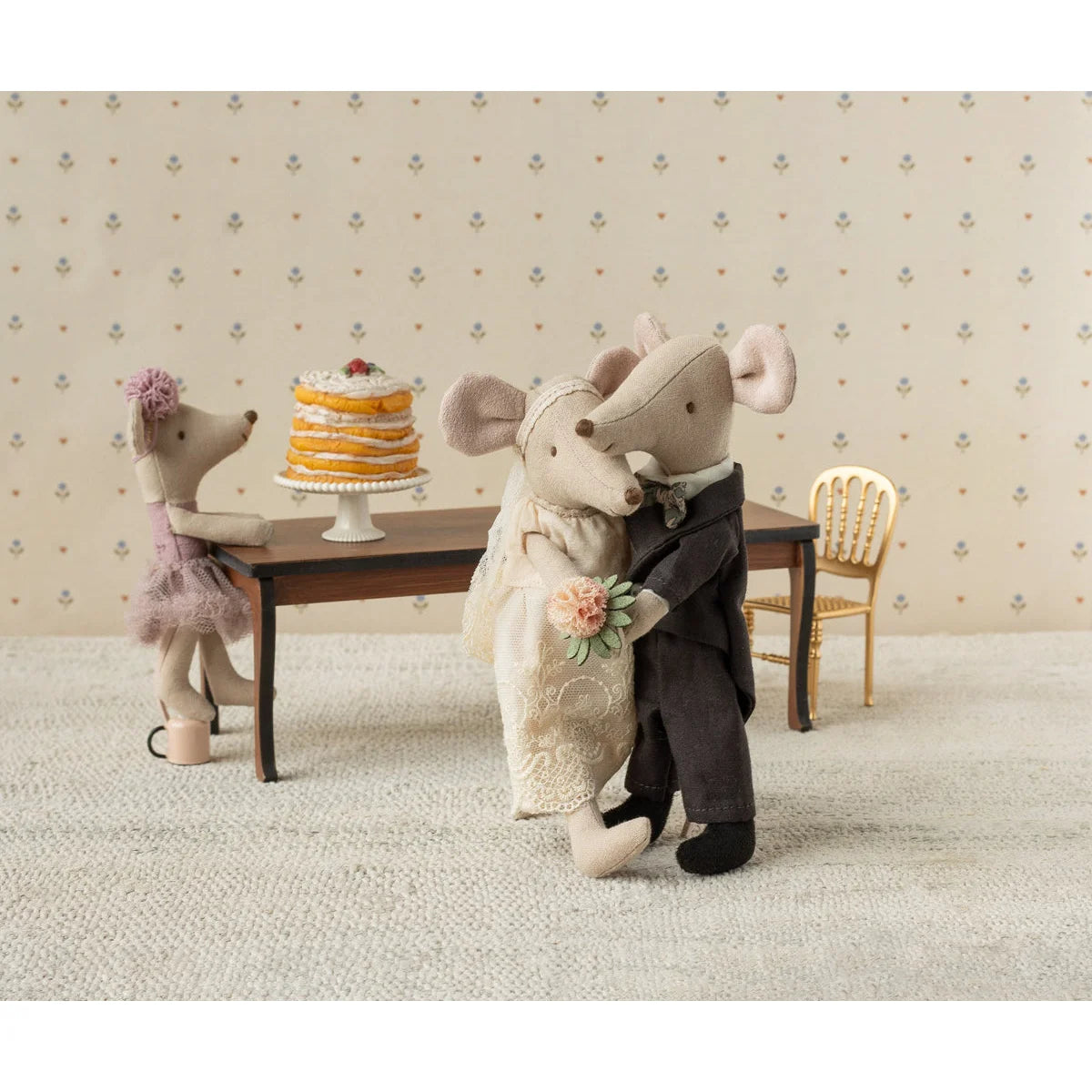 Ein langer esstisch mit maileg hochzeitsszene aus nachhaltiger babykleidung schweiz und ökologischen kinderprodukten