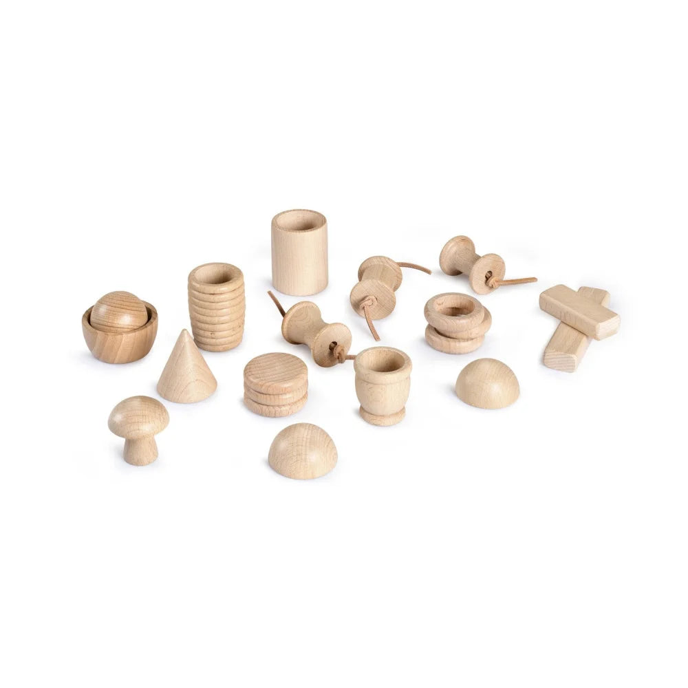 Großer Schatzkorb mit natürlichen Holzstapelsäulen in geometrischen Formen