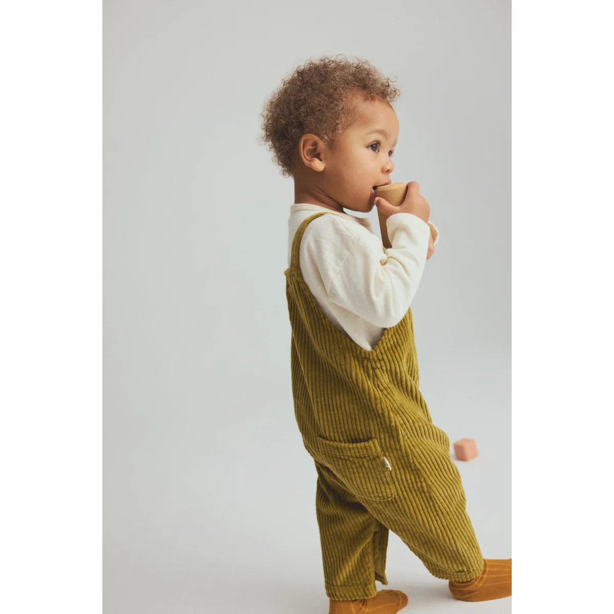 Cozmo Latzhose Dax Green am Baby getragen