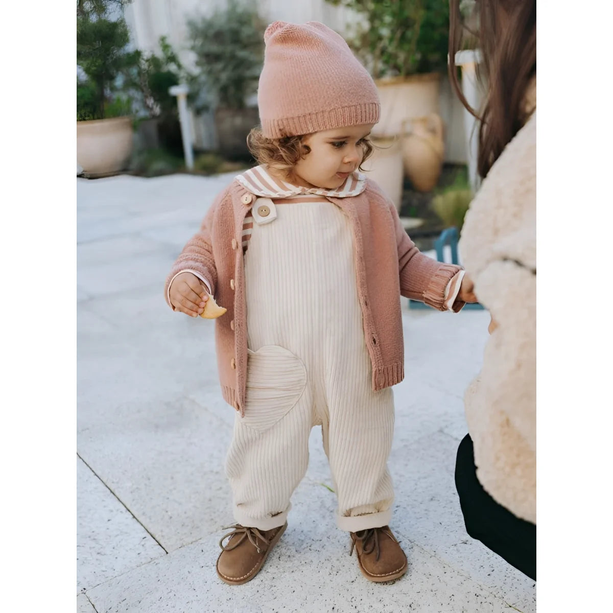 Snug Latzhose Samt mit Herztasche in Beige – Ansicht 3