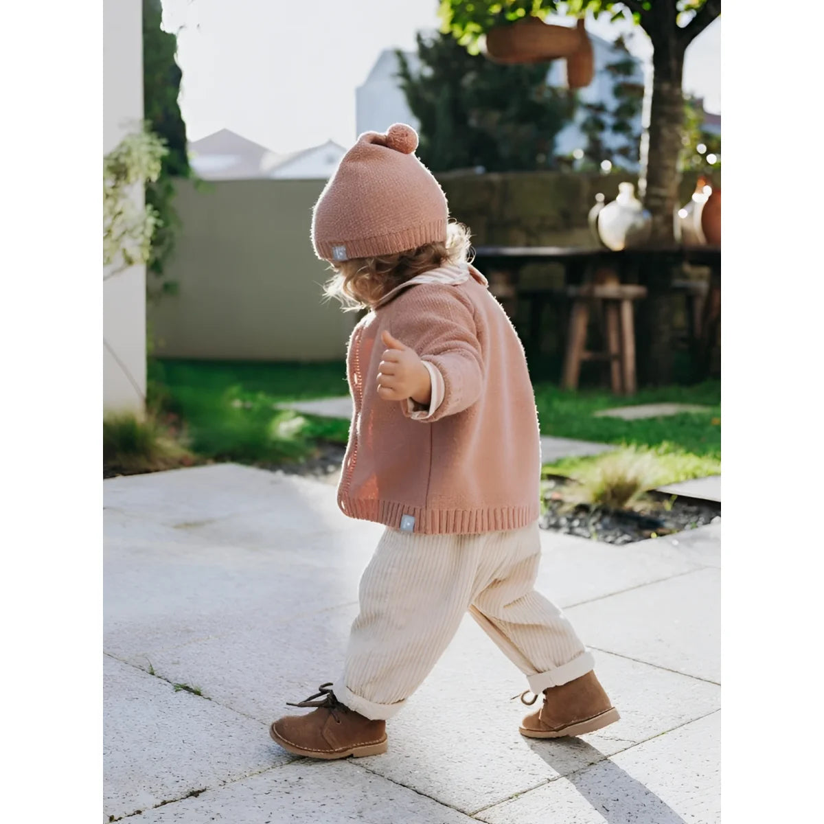 Snug Latzhose Samt mit Herztasche in Beige – Ansicht 4