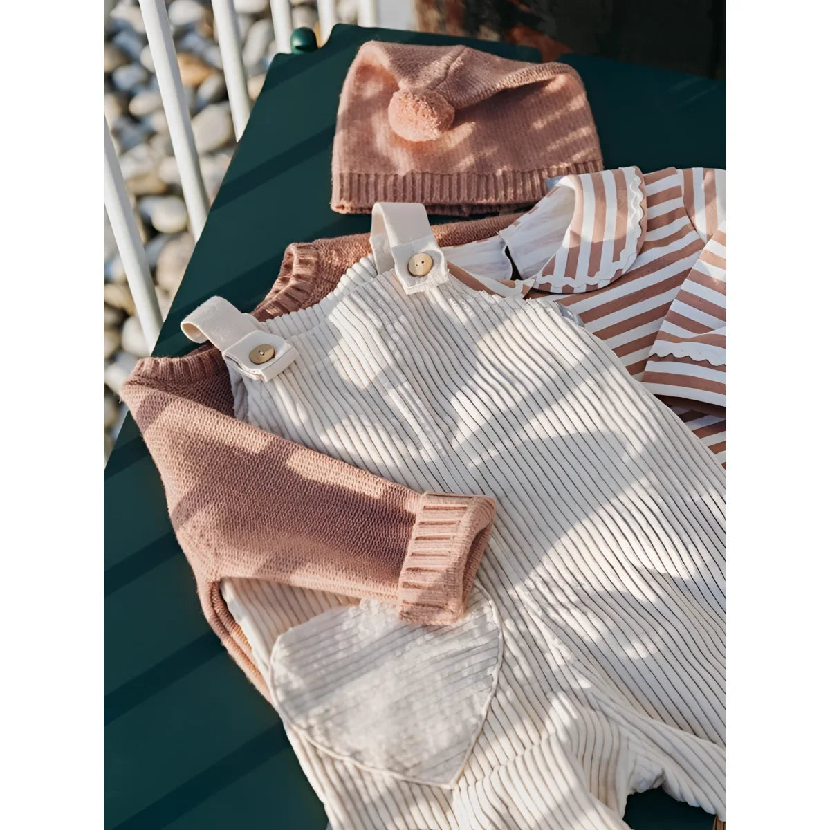 Snug Latzhose Samt mit Herztasche in Beige – Ansicht 5