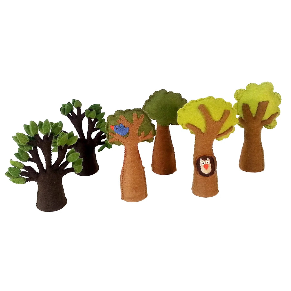 Set aus fünf filz-fingerpuppen laubbäume mit grüner und brauner belaubung und einem blauen vogel
