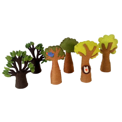 Set aus fünf filz-fingerpuppen laubbäume mit grüner und brauner belaubung und einem blauen vogel