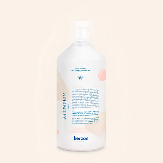 Weiße plastikflasche kerzon duftendes flüssigwaschmittel mit pinken abstrakten elementen auf dem etikett 1000 ml