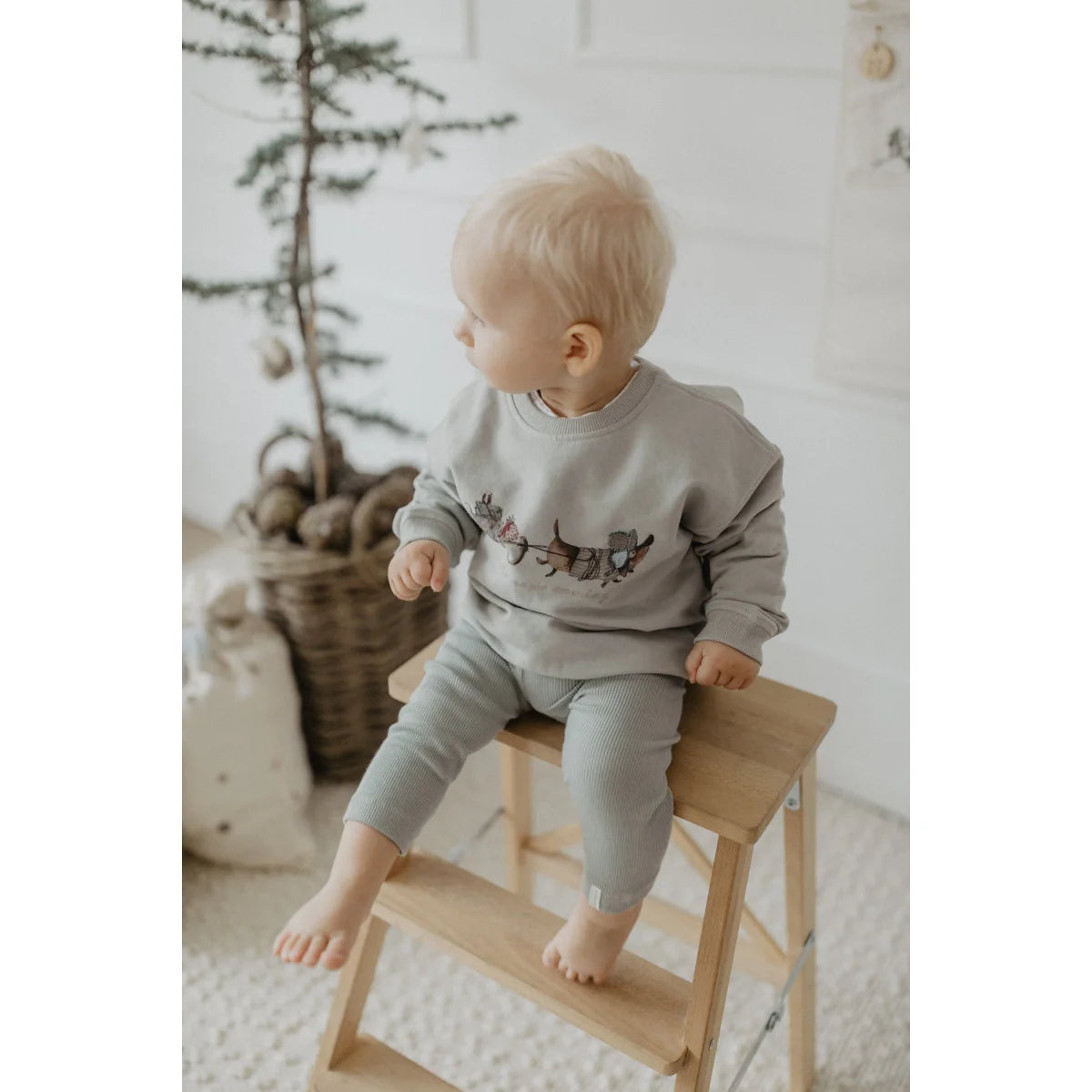 Nachhaltige Babykleidung Schweiz: Grauer Pullover mit Schlittenmotiv