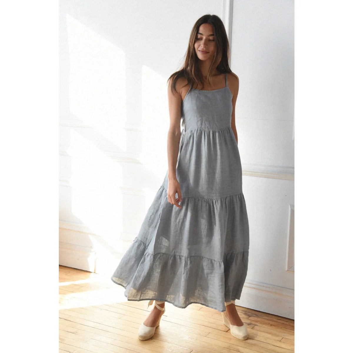 Leichtes graues tiered maxikleid leinen kleid alma yoli mit spaghetti trägern ideal für ökologische baby- & kinderprodukte