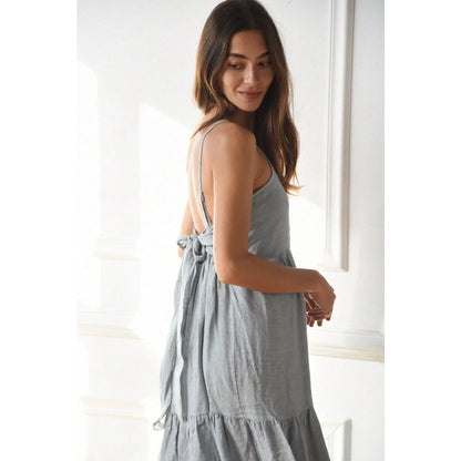 Leinen kleid alma von yoli in hellblau mit zarten volants und dünnen hinten gebundenen trägern, ideal für ökologische baby- & kinderprodukte