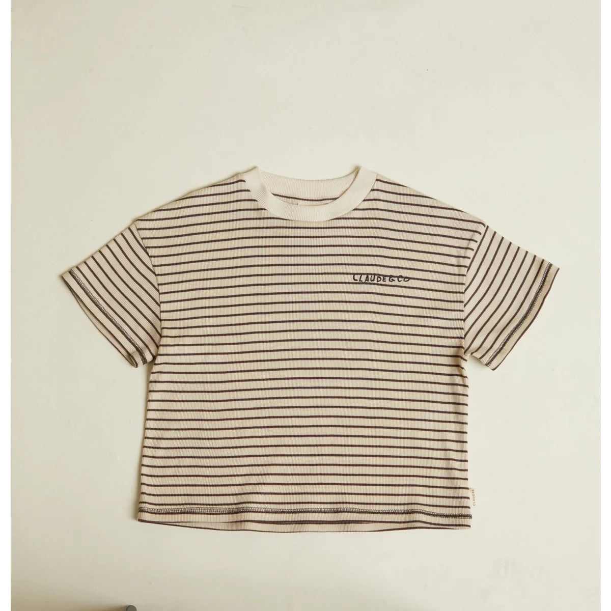 Kurzes crop top lenni coco stripe tee mit geripptem rundhalsausschnitt und beige dunkelbraunen streifen