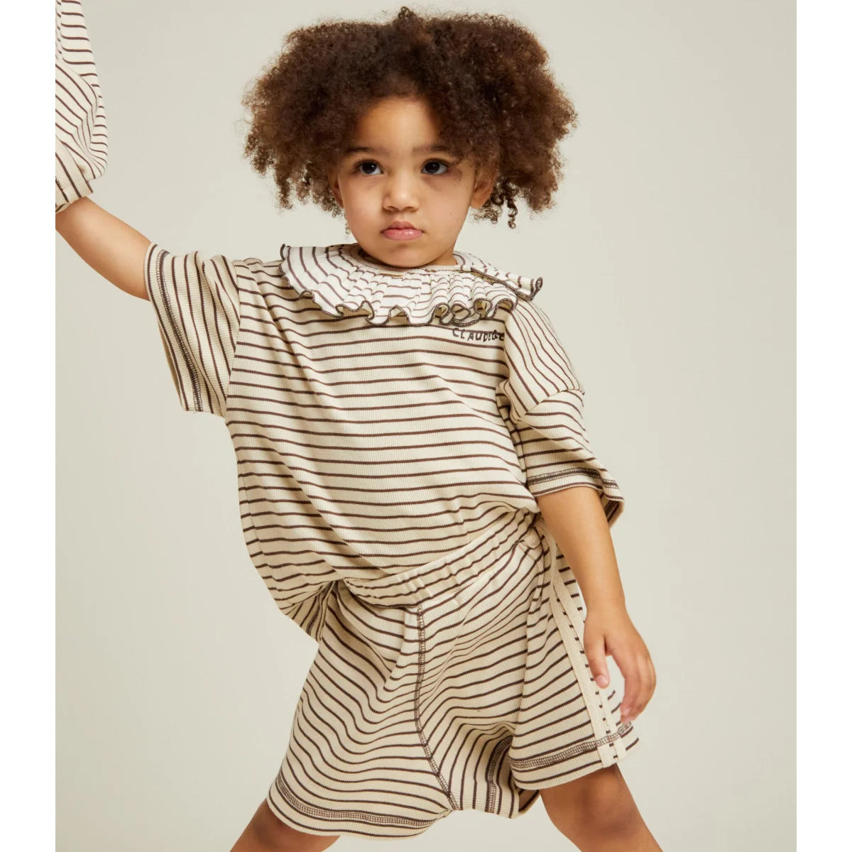 Gestreiftes baumwoll-toddler-oberteil mit rüschenkragen und seitlichen streifen lenni coco stripe tee