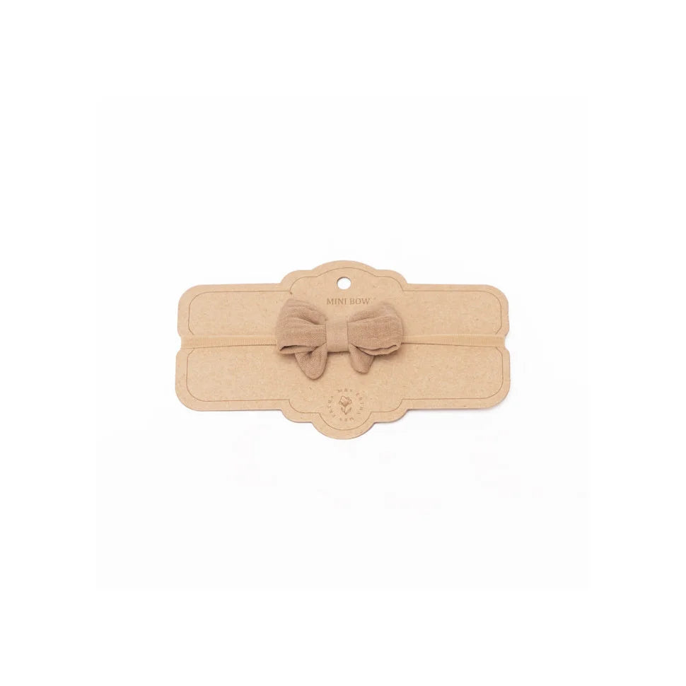 Taupe Little Bow Headband: beige Mini-Bogen mit weichem Stoff und symmetrischem Design