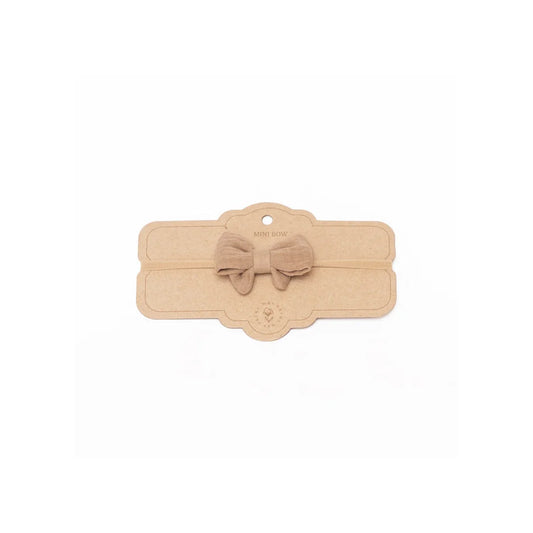 Taupe Little Bow Headband: beige Mini-Bogen mit weichem Stoff und symmetrischem Design