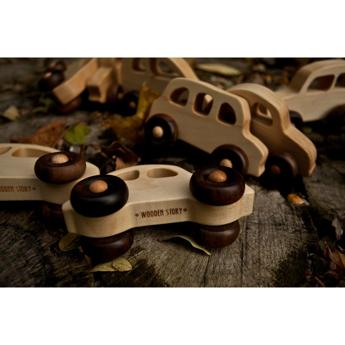 Little french car aus hellem holz mit dunklen runden rädern und holz story gravur ideal für ökologische baby- und kinderprodukte