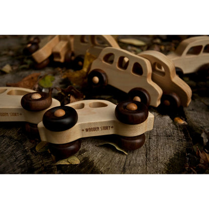 Little french car aus hellem holz mit dunklen runden rädern und holz story gravur ideal für ökologische baby- und kinderprodukte