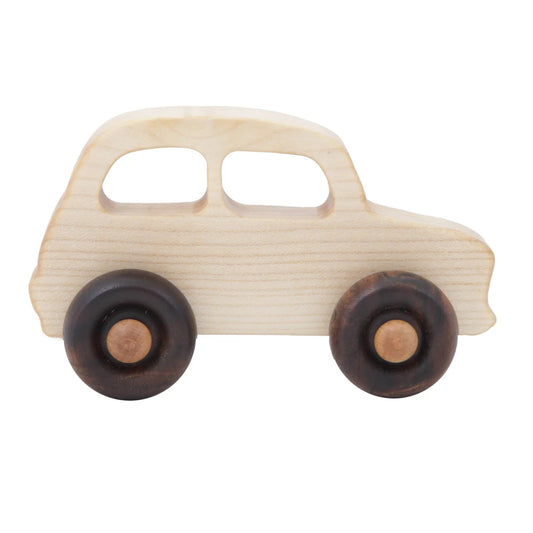 Kleines französisches Holzspielzeugauto mit hellen holz und dunklen rädern als ökologische baby und kinderprodukte Geschenk