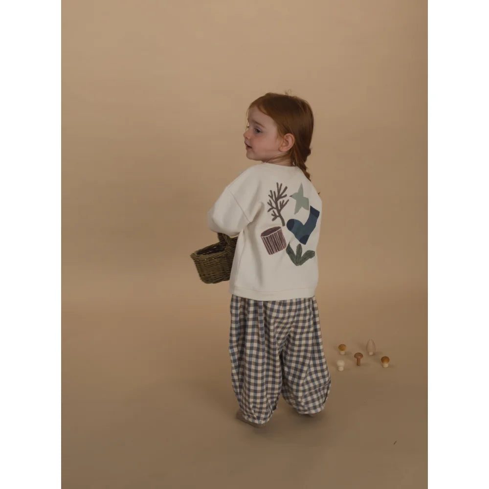 Kleinkind trägt Lodge Pants Shoreline Gingham mit weißen Langarmshirt und Naturpatches