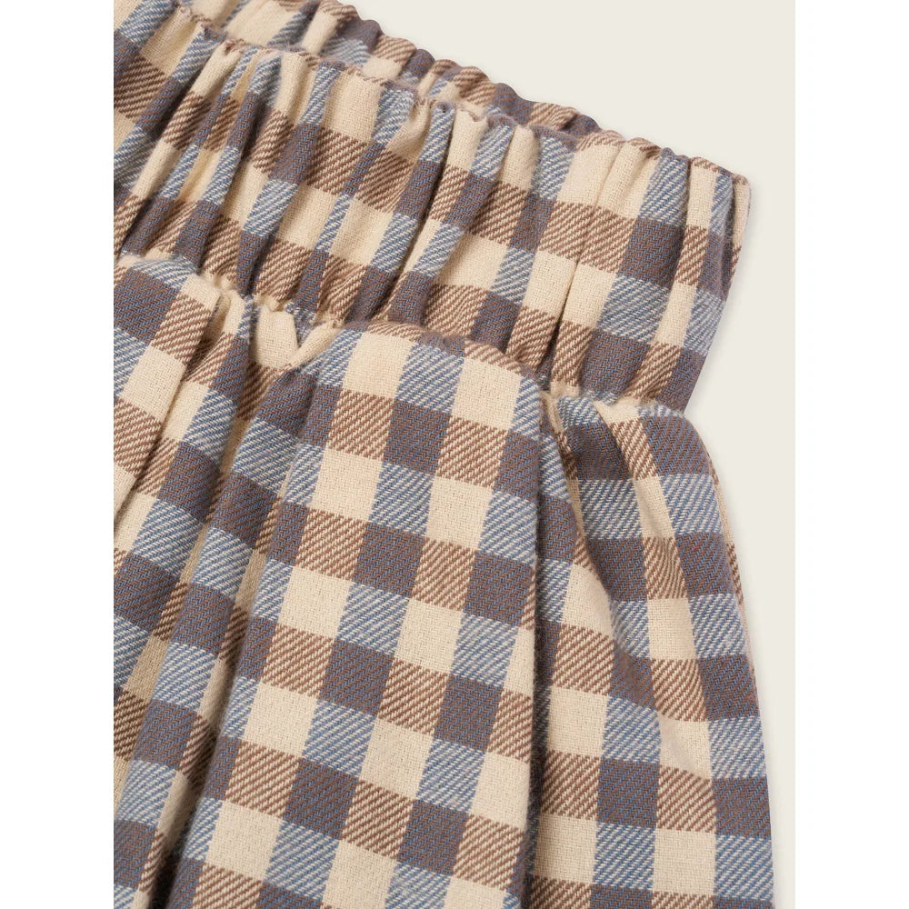Nahaufnahme eines Lodge Pants Shoreline Gingham mit elastischem Rüschensaum und Karo-Muster