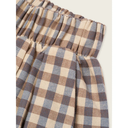 Nahaufnahme eines Lodge Pants Shoreline Gingham mit elastischem Rüschensaum und Karo-Muster