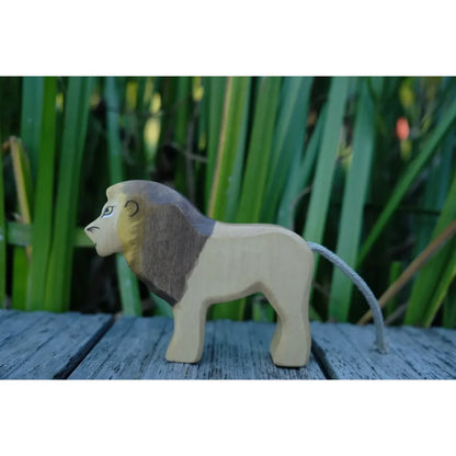 Gepflegtes Holzlöwen-Spielzeug mit geschnitztem Löwenkopf und Schnurschwanz