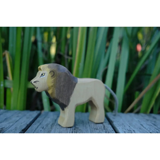 Holzlöwe Spielzeug mit hellbraunem Körper und dunkler Mähne für Kinder