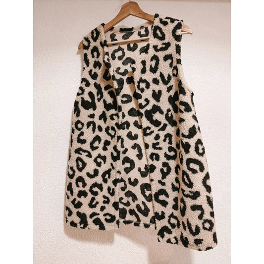 Gemütliche cremefarbene und schwarze Leopard-Sherpa-Weste Long-Cardigan Leo Teddy an Holzbügel