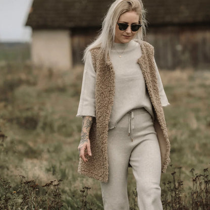 Stilvolles monochromes Outfit mit cremefarbener Strickjacke und beigem Teddy-Weste