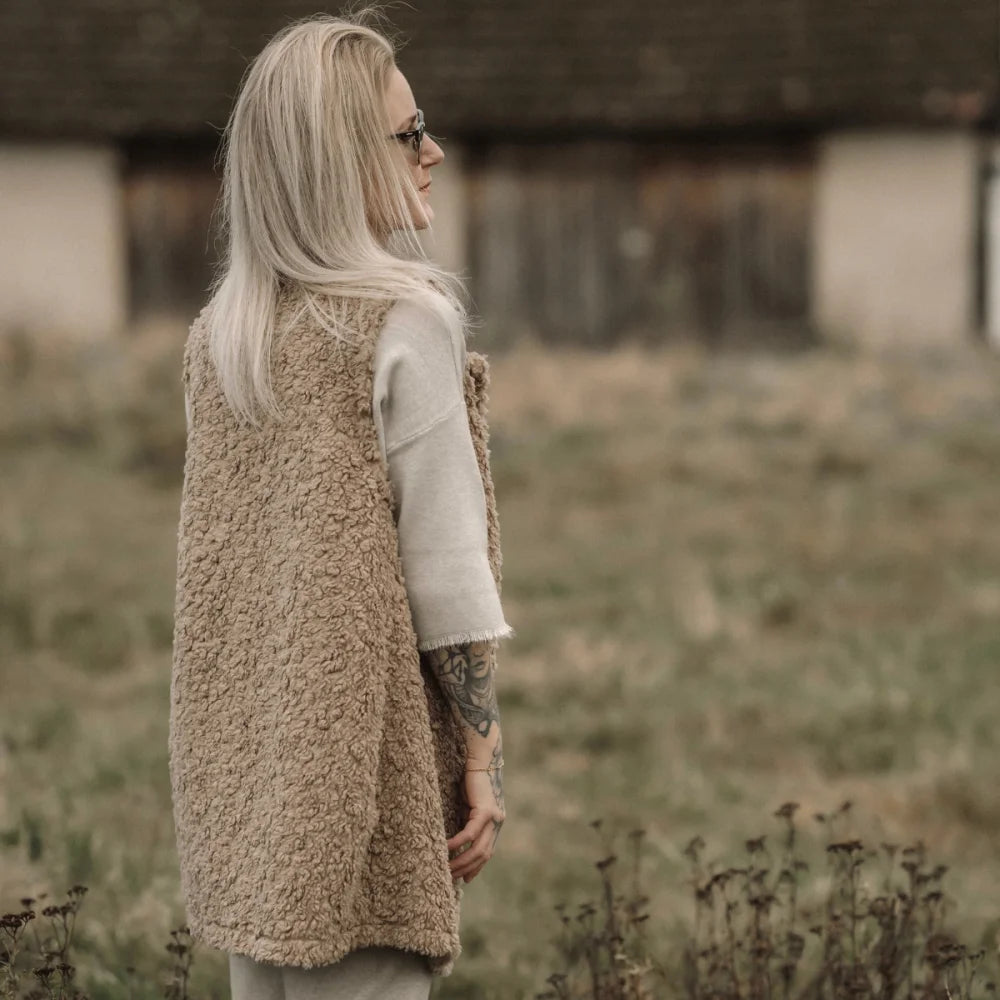 Beige Teddy-Fleece-Weste über einem weißen Pullover im Long-Cardigan-Stil