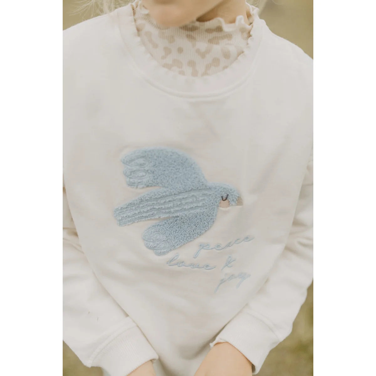 Nachhaltige Babykleidung: Leo Longsleeve mit Friedenstaube-Embroideredie