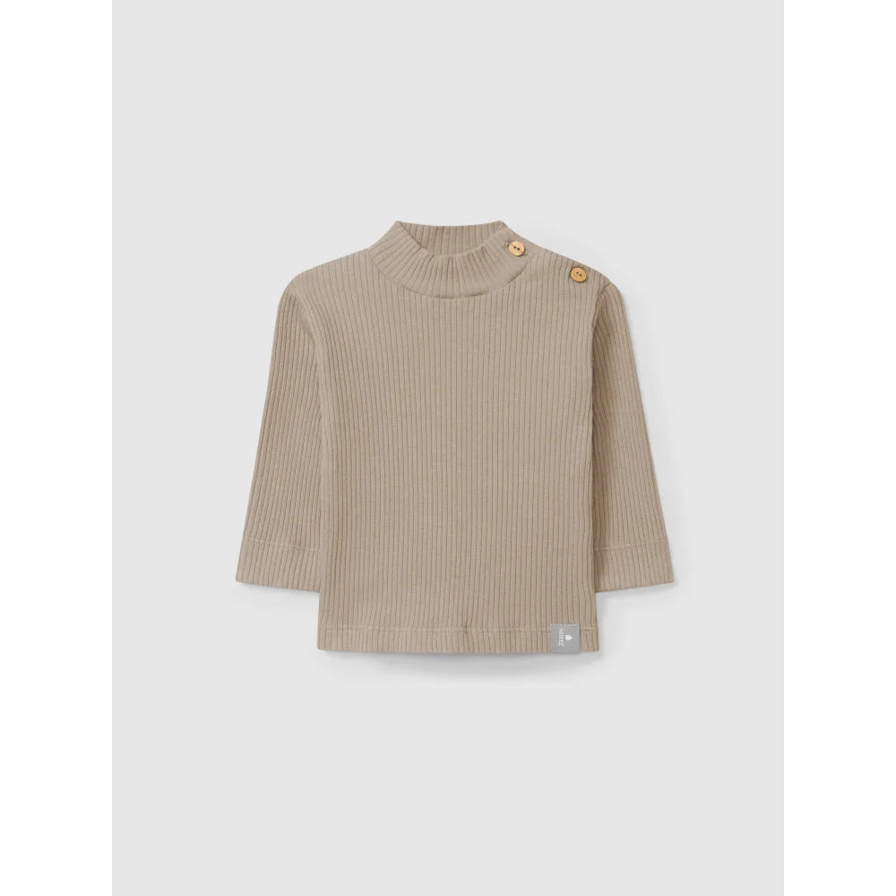 Langarm-Rippstricktop in neutralem Taupe mit zwei Holzknöpfen an der Schulter