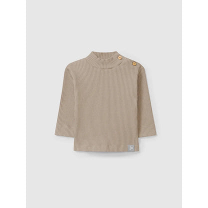 Langarm-Rippstricktop in neutralem Taupe mit zwei Holzknöpfen an der Schulter