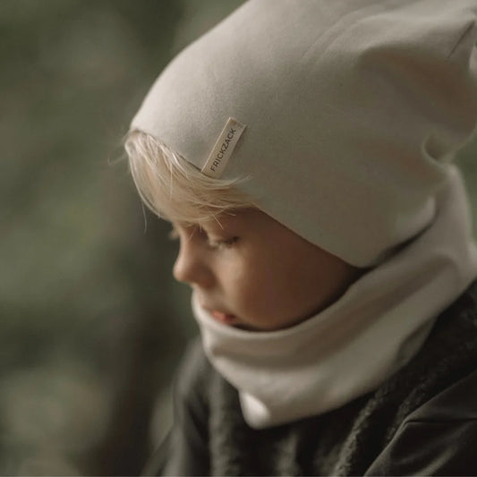 Kinderleichter hellgrauer Beanie mit passender Nackenwärmer im Produkt Loop Ecru
