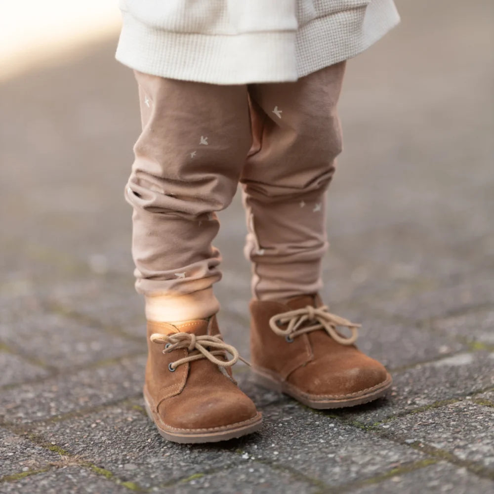 Braune Wildleder-Schnürstiefel mit weißen Sohlen und Schnürsenkeln, Timberland-Style