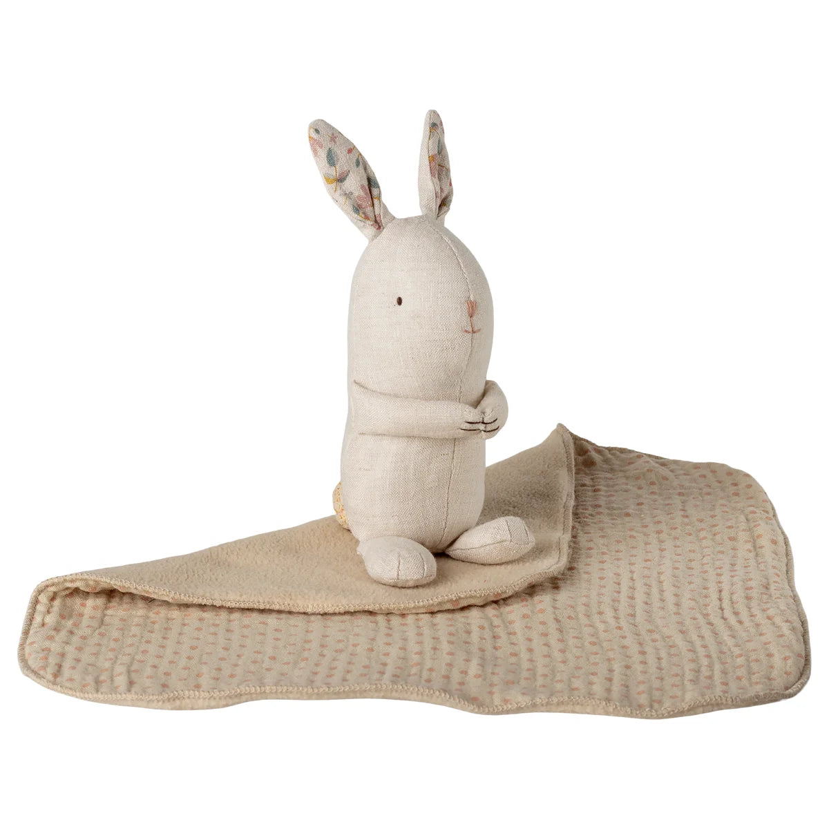 Lullaby friends hase mini nature ein weicher cremefarbener plüschhase mit besticktem gesicht und gemusterten ohren auf einer texturierten beige decke nachhaltige babykleidung schweiz