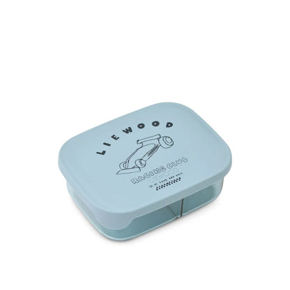 Hellblauer kunststoff-lunchbox arthur tritan mit rennwagenillustration und liewood racing club text am deckel